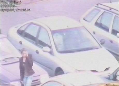 Zábry prmyslové kamery na zlodjku, která u brnnského Makra vykrádala automobily