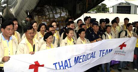 Thajtí lékai ped odletem do Barmy (17. kvtna 2008)