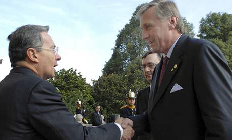 eský premiér Mirek Topolánek a kolumbijský prezident Álvaro Uribe (vlevo)