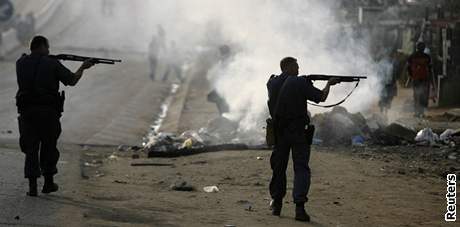 Policie musela v nkterých ástech Johannesburgu pouít zbran