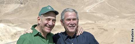 George W. Bush v objetí s izraelským premiérem Ehudem Olmertem