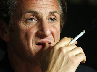 Cannes 2008 - Sean Penn s cigaretou