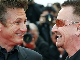 Cannes 2008 - Sean Penn (vlevo) a Bono Vox