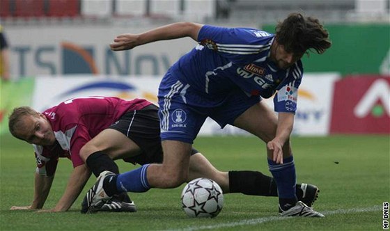 Brazilský záloník Melinho (vpravo) v eské lize v dresu Olomouce.