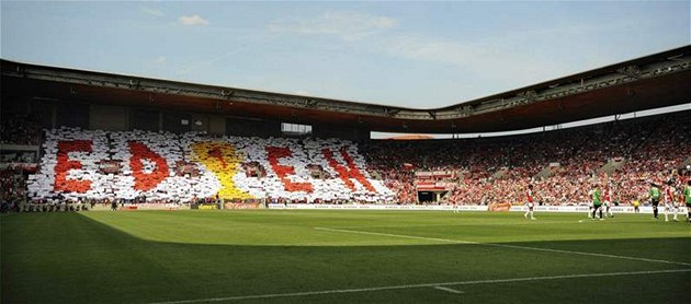 Slavia - fanouci - Slávistití fanouci na zaátku zápasu s Jabloncem