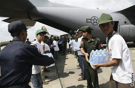 Na letiti v barmském Rangúnu pistálo americké armádní letadlo s pomocí pro obti cyklonu Nargis. Pebrali ji zástupci junty (12. kvtna 2008)