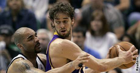 Utah - L.A. Lakers, Pau Gasol(vpravo), Carlos Boozer