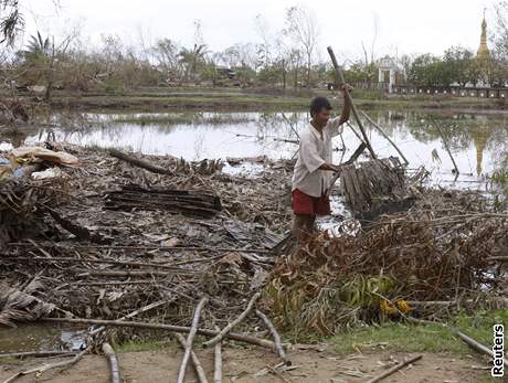 Odklízení následk cyklonu Nagris v Barm