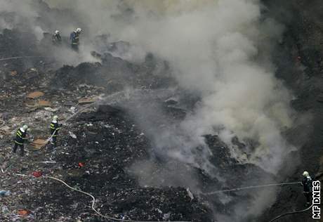 hasii likvidují poár skládky v Koálov na Semilsku