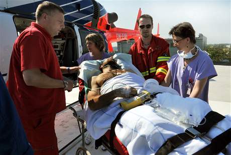 Záchranái transportovali Libora Uhra do olomoucké nemocnice vrtulníkem.