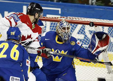 Kanada - védsko: Branká Lundqvist zachytává pokus Kanaana Nashe.