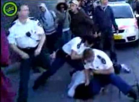 Zásah policist proti bruslam v Almere