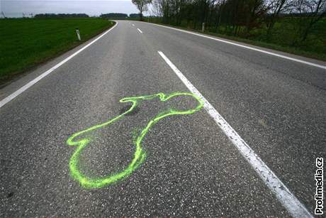 První prázdninový víkend na silnicích zahynulo est lidí. Ilustraní foto