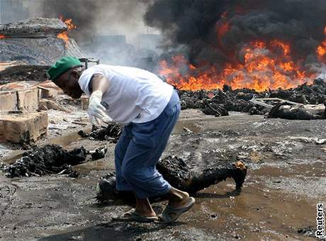 Záchraná odtahuje ohoelá tla z místa výbuchu ropovodu u Lagosu.