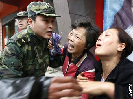 Zemtesení v ín - voják brání v Dujangjanu enám ve vstupu do zícené koly