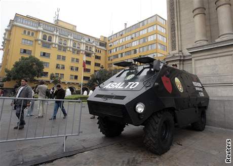 Policie steí prezidentský palác v Lim, místo konání summitu