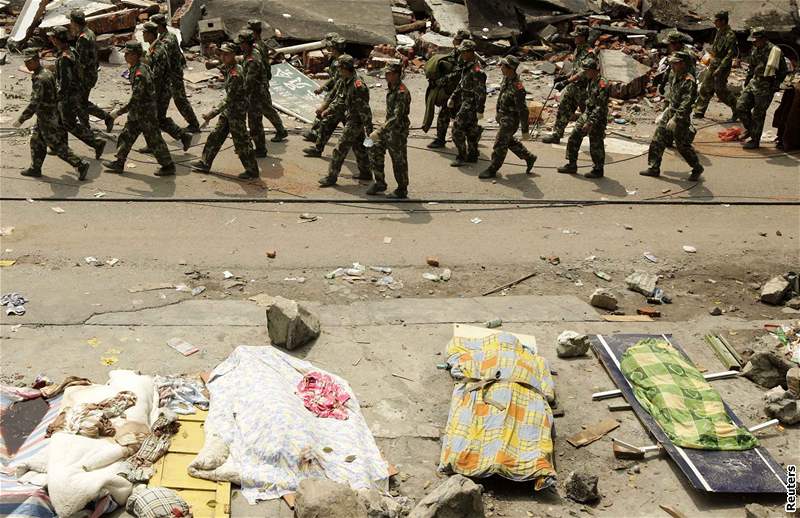ína po zemtesení - vojáci pochodují kolem pikrytých tl obtí (15. kvtna 2008)