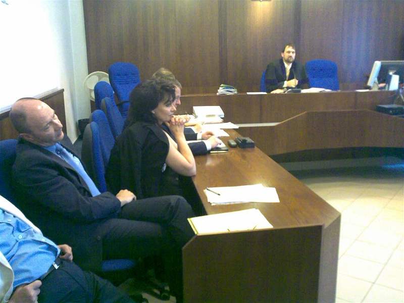 Renata Vesecká u soudu , kde ádá omluvu po Marie Beneové za výrok o mafii v kauze unek