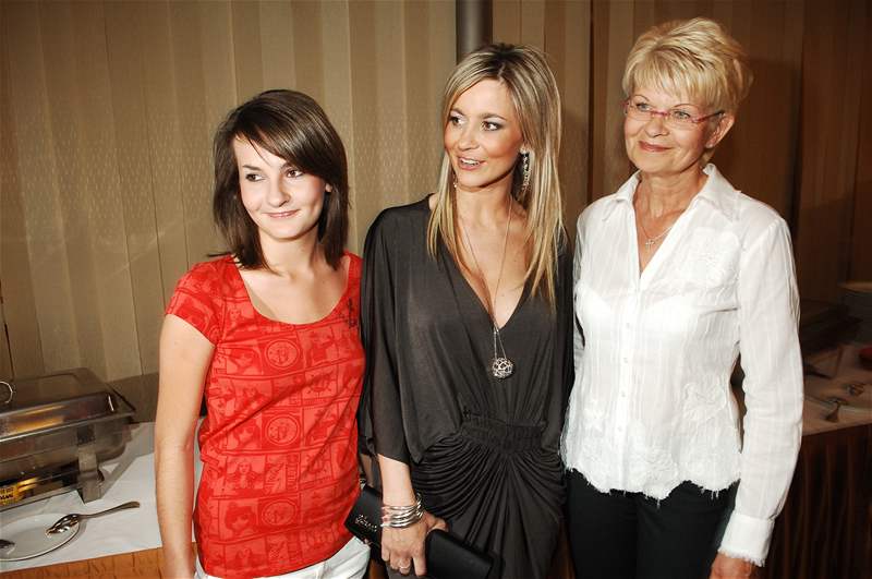 Mareova partnerka Monika Posluná (uprosted) s maminkou a sestrou