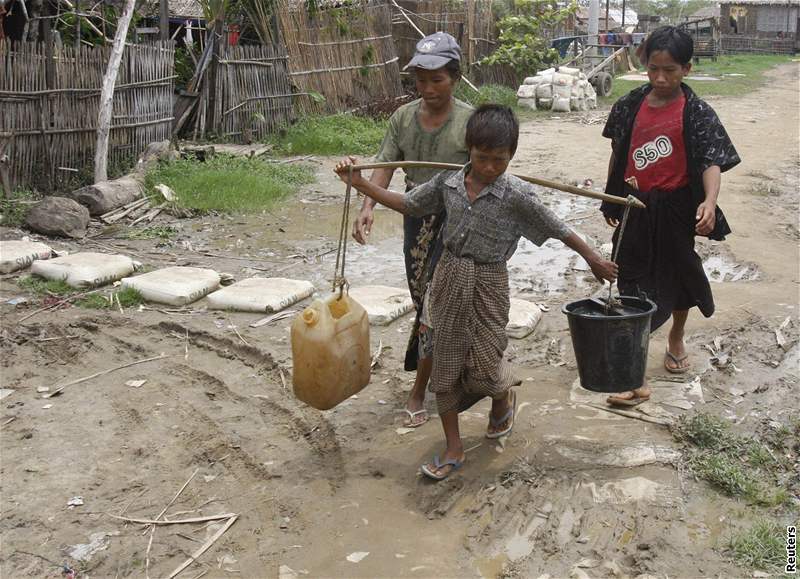 Barma po cyklonu Nargis. Vláda potvrdila u tém 80 tisíc obtí. (16. kvtna 2008)