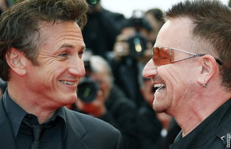 Cannes 2008 - Sean Penn (vlevo) s dalím dobrodincem. Mu v brýlích je Bono ze