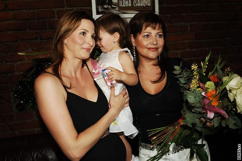 Ivana Gottová, její dvouletá dcera Charlotte Ella a Ilona Csáková 