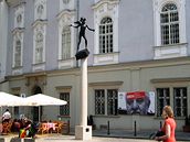 Mozartova socha od Kurta Gebauera ped hudebním divadlem Reduta v Brn