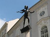Mozartova socha od Kurta Gebauera ped hudebním divadlem Reduta v Brn