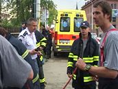Pratí hasii a záchranná sluba v ulici Na Slupi