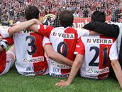 Slavia: fotbalisté sedí ped fanouky