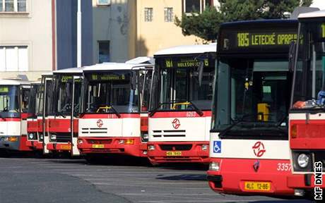 Intervaly autobus, metra i tramvají budou o adventních víkendech kratí. Ilustraní foto