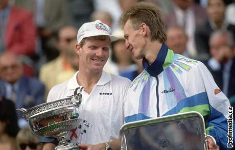 Roland Garros 1992: Jim Courier (vlevo) porazil ve finále Petra Kordu.