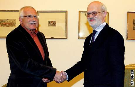 Srbský velvyslanec Vladimír Vere vyprávl Klausovi o zatení svého ddeka gestapem, protoe byl masarykovec a beneovec.
