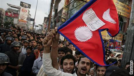 Vznik republiky v ulicích Káthmándú i jinde v zemi pivítaly tisíce slavících Nepálc.