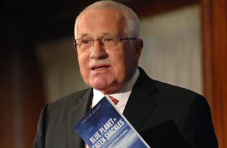 Prezident Václav Klaus s anglickým vydáním své knihy Modrá, nikoliv zelená planeta