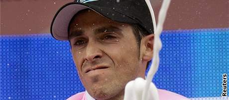 VÍTZ. Alberto Contador se dostal do ela prbného poadí.