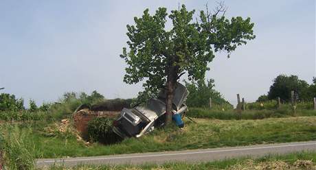 Auto na Hodonnsku narazilo do sklpku. idii se nic nestalo