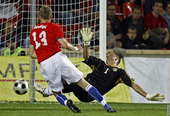 Poslední vzájemný zápas esko - Litva v praském Edenu byl pátelský a domácí 27. kvtna 2008 vyhráli 2:0; na snímku je Kadlec ped litevským brankáem Kaermarskasem