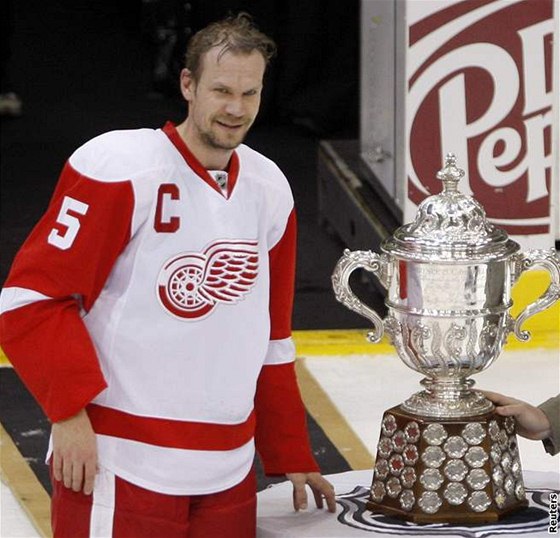Detroitský kapitán Nicklas Lidström s trofejí pro vítze Západní konference NHL.
