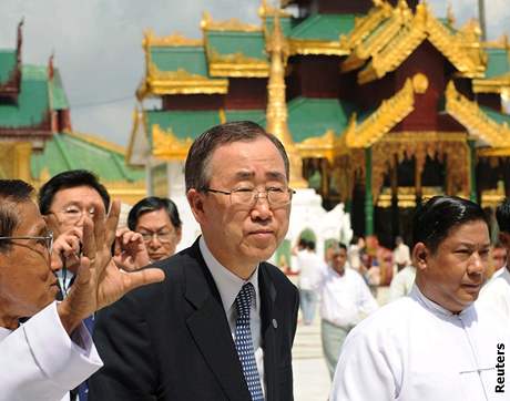 Generální tajemník OSN Pan Ki-mun v barmském Rangúnu (22. kvtna 2008)