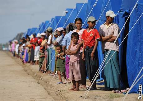 Barmánci, které cyklon Nargis pipravil o domov (22. kvtna 2008)