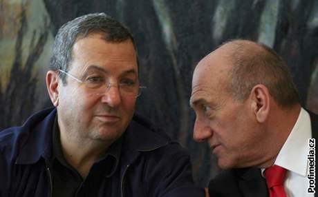 Ehud Barak (vlevo) s pedsedou vlády Olmertem. Kdy neodejde, vláda se rozpadne, varoval ministr.