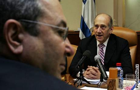 Izraelský premiér Olmert s ministrem obrany Barakem. Vláda doufá v klid zbraní od prvního dne, ale v pípad krachu pímí je pipravena poslat na Hamas armádu.