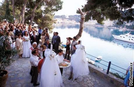 Jednmi z nejoblíbenjích svatebních míst jsou ostrovy Santorini, Korfu, Rhodos a Mykonos.