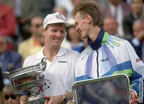 Roland Garros 1992: Jim Courier (vlevo) porazil ve finále Petra Kordu.
