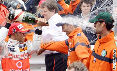 Takhle se letos v kvtnu radoval z vítzství v Monaku Lewis Hamilton ze stáje McLaren Mercedes.