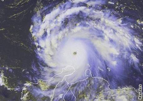 Ilustraní foto: satelitní snímek hurikánu Felix, záí 2007. Felix dosáhl stupn 5 na Saffirov-Simpsonov kále a zanechal za sebou 130 mrtvých.
