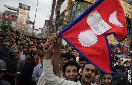 Vznik republiky v ulicích Káthmándú i jinde v zemi pivítaly tisíce slavících Nepálc.