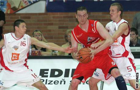 Momentka ze semifinále Mattoni NBL Nymburk - Pardubice. Zleva: Pavel Slezák, tefan Svitek, Ladislav Sokolovský