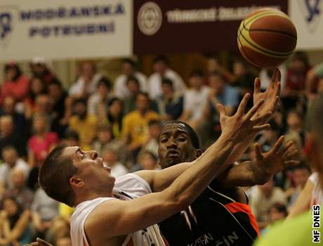 Momentka ze semifinále Mattoni NBL Prostjov - Nový Jiín